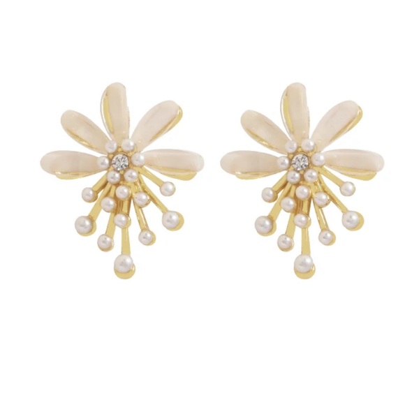 Grathia Cero Jewelry - Gold Plated Pearl Flower Stud Earrings